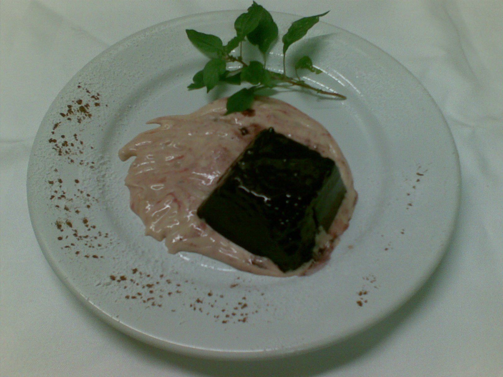 dessert al cioccolato con crema alle fragole