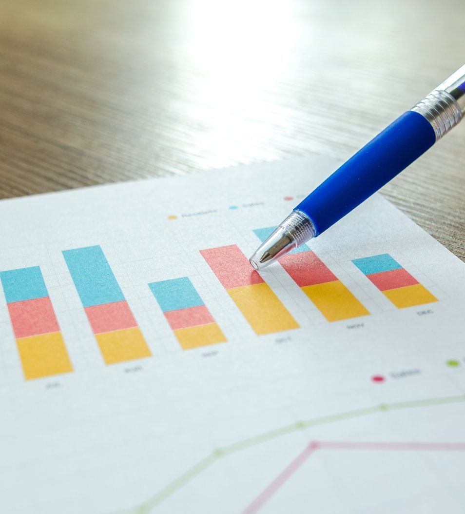 Een pen wijst naar een grafiek op een vel papier