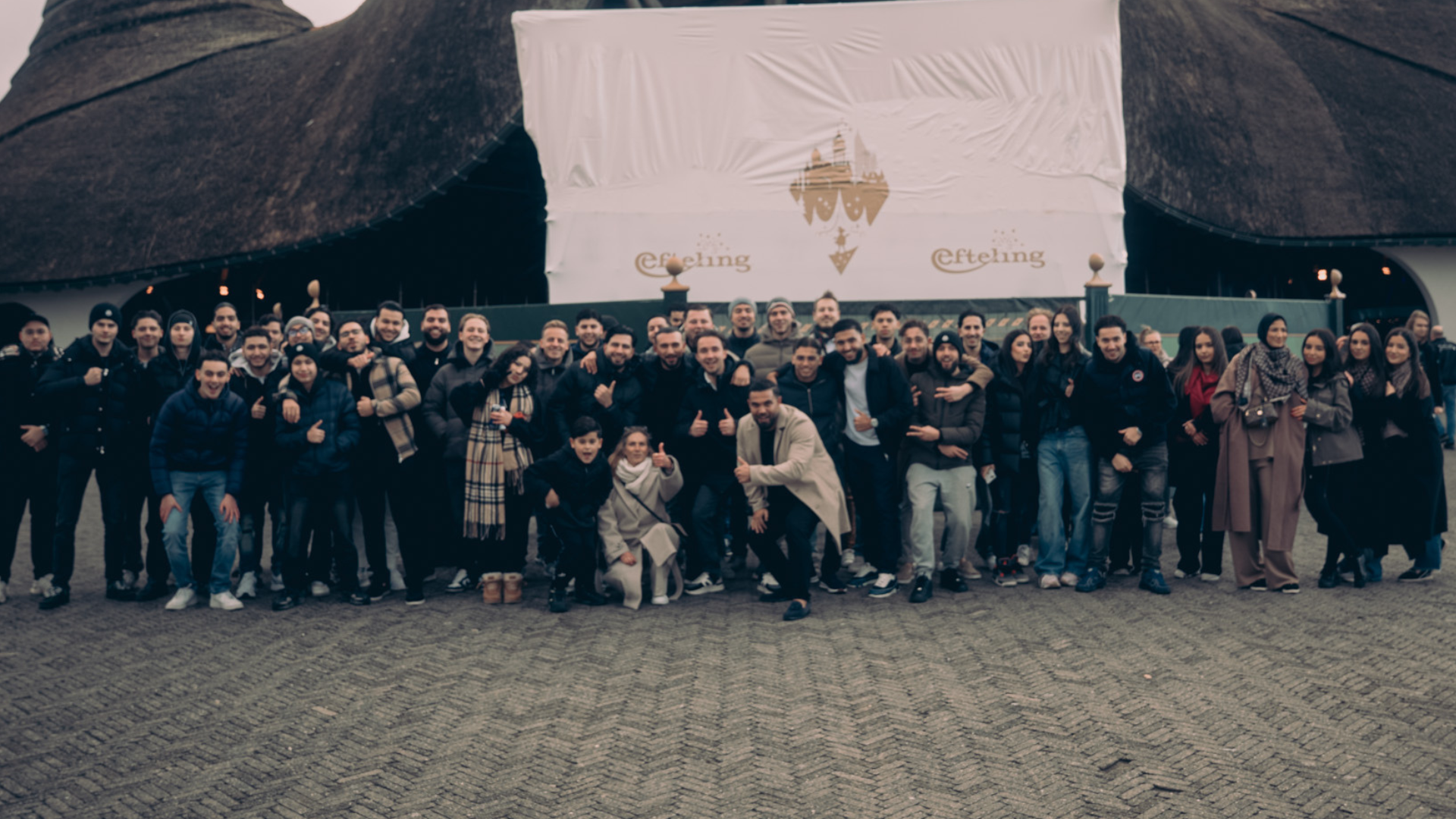 Een vrouw met een hoofdtelefoon zit achter een computer.