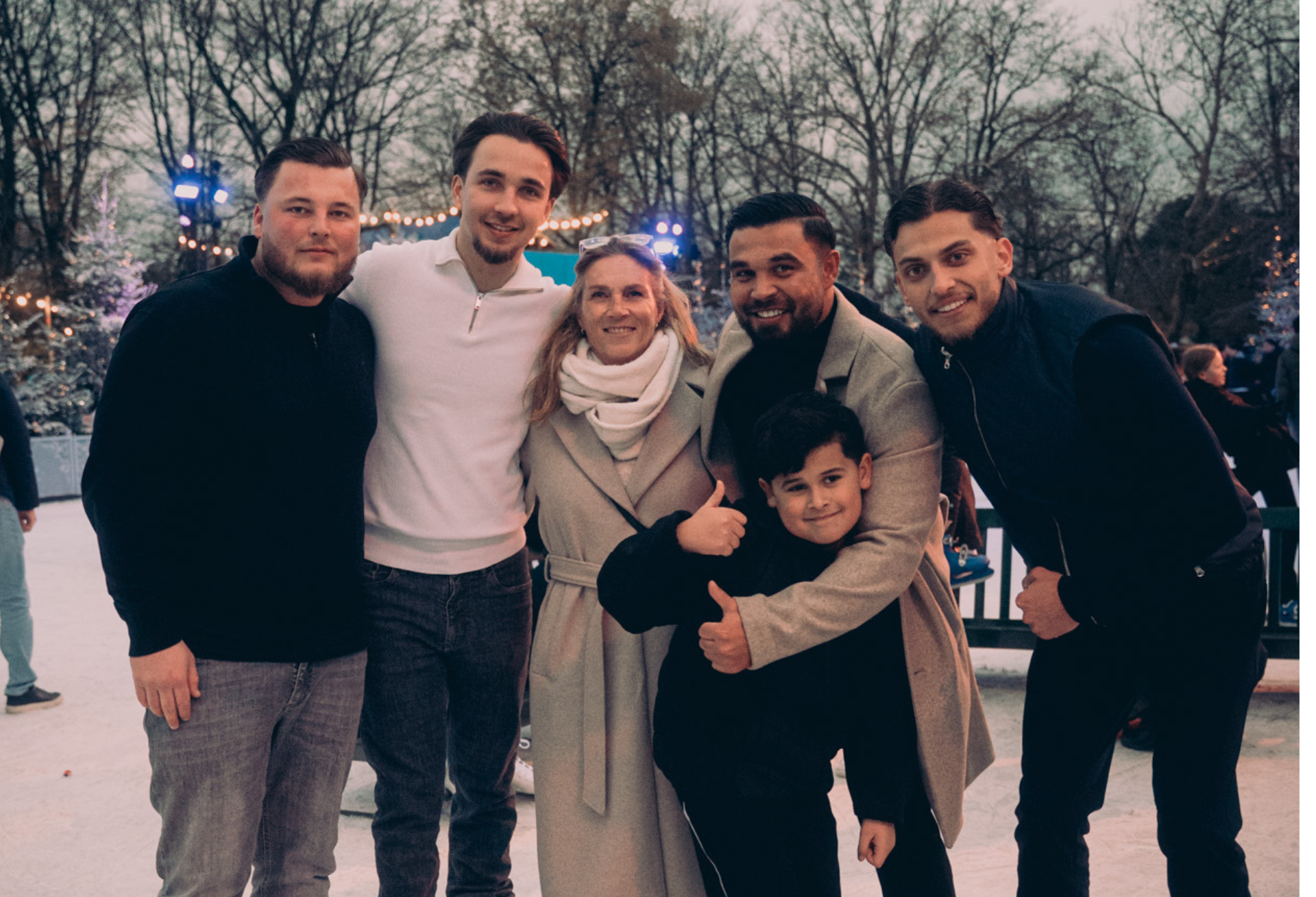 Een man loopt met twee koffers door de gang.