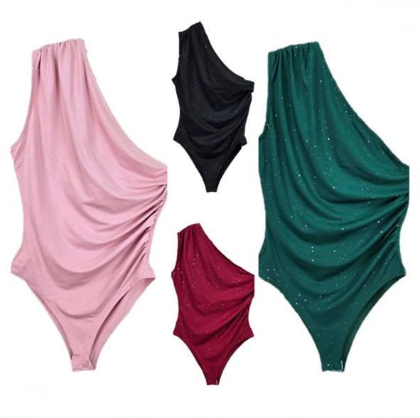 Body verde esmeralda de un solo hombro con fruncido y detalles brillantes.