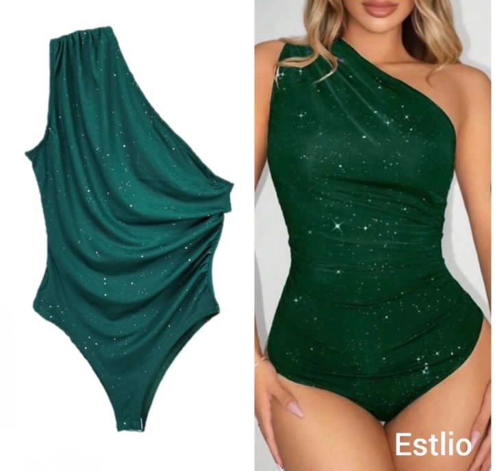 Body verde esmeralda de un solo hombro con fruncido y detalles brillantes.