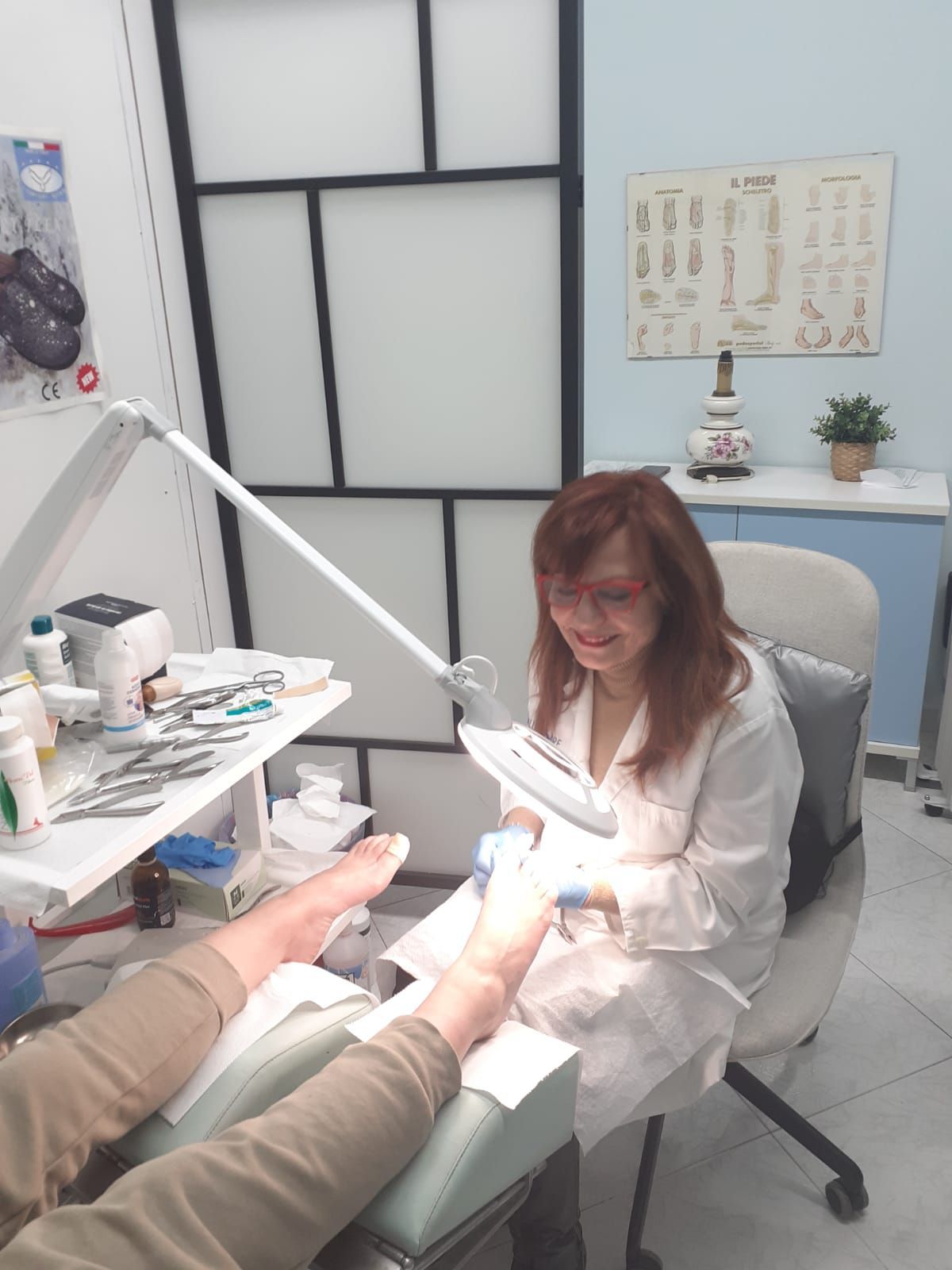 medico esegue trattamento podologico