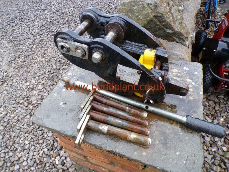 JCB 8014/8018 QUICK HITCH WITH PINS