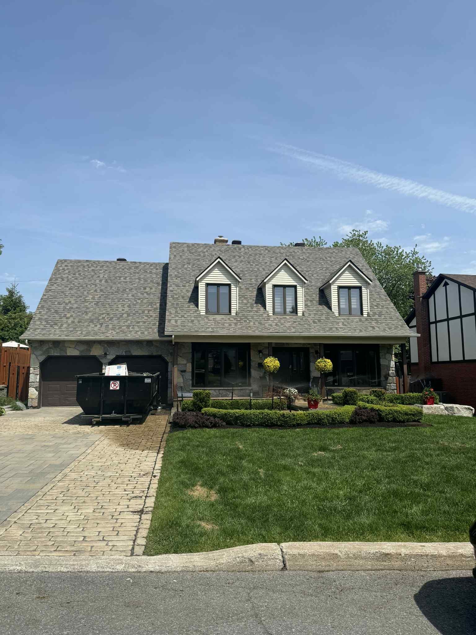 Image provisoire d'une montagne et d'un soleil, en tons gris.