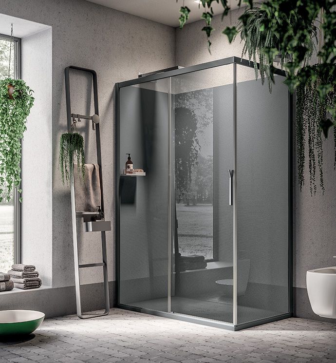 un bagno con pareti in legno e doccia in vetro .