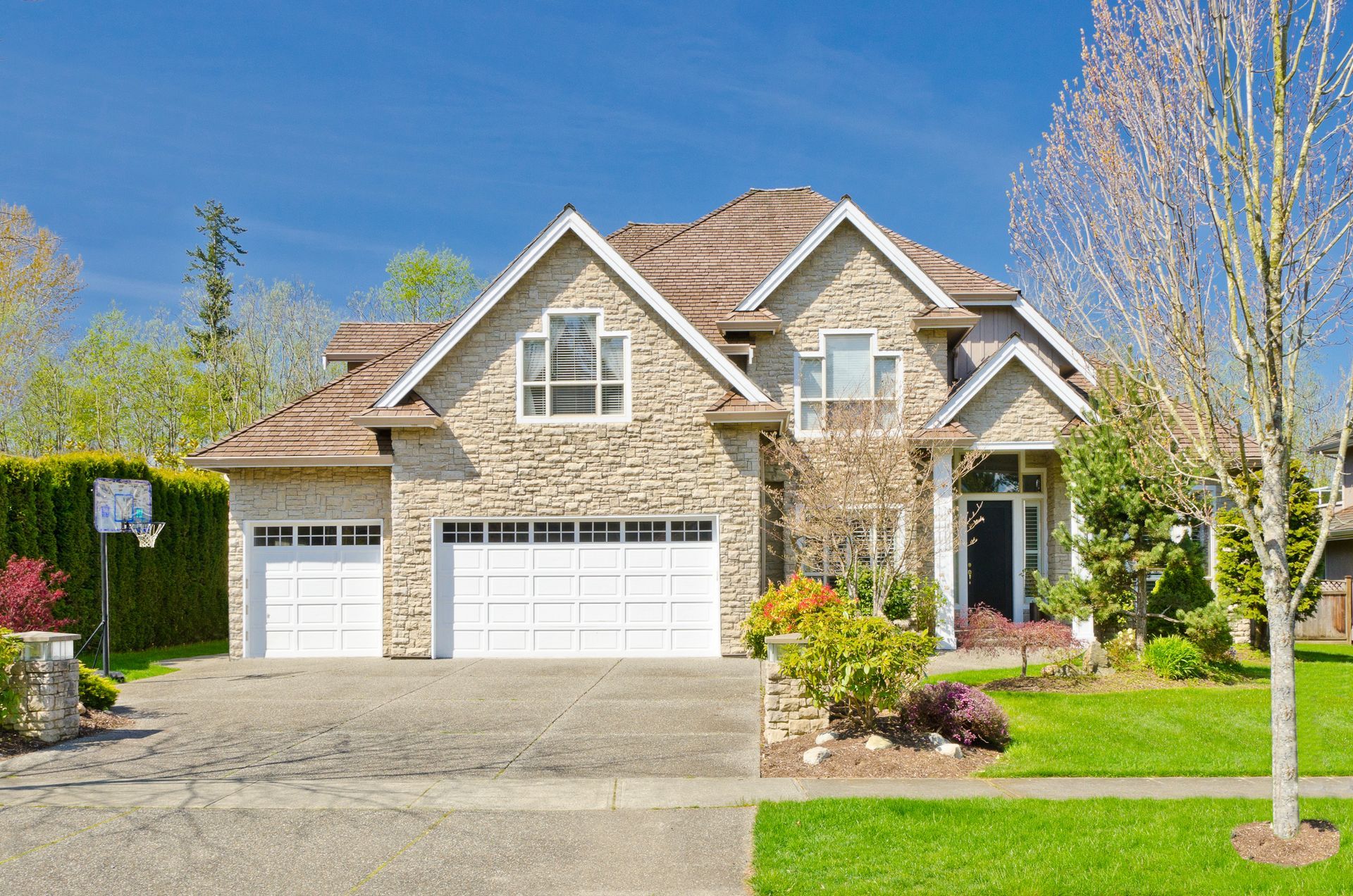 Custom Built Homes Washington IL by P & W Builders - House with driveway and trees