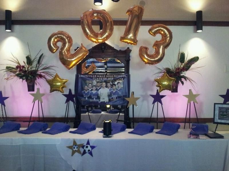 A room decorated with balloons that say 2013