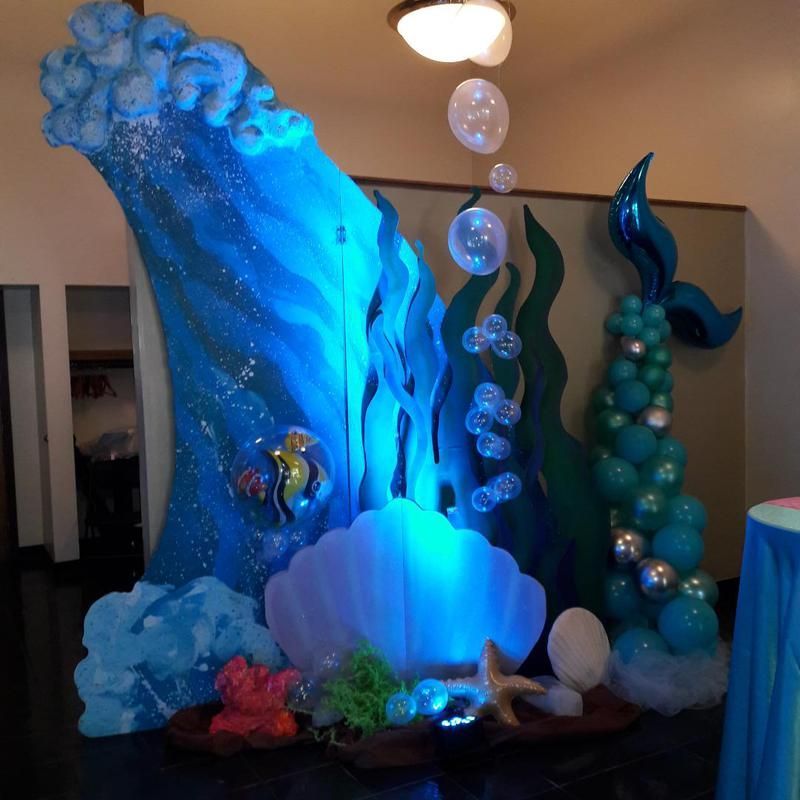 A room decorated with balloons and a wave