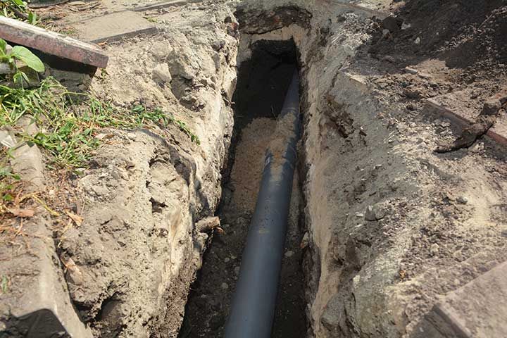 Installing sewer pipe in the ground trench