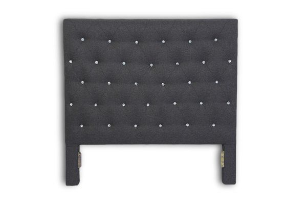 Cabecero tapizado en color gris con botones de pedrería.