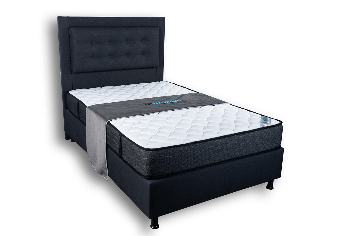 Cama individual de color azul oscuro con cabecero acolchado.