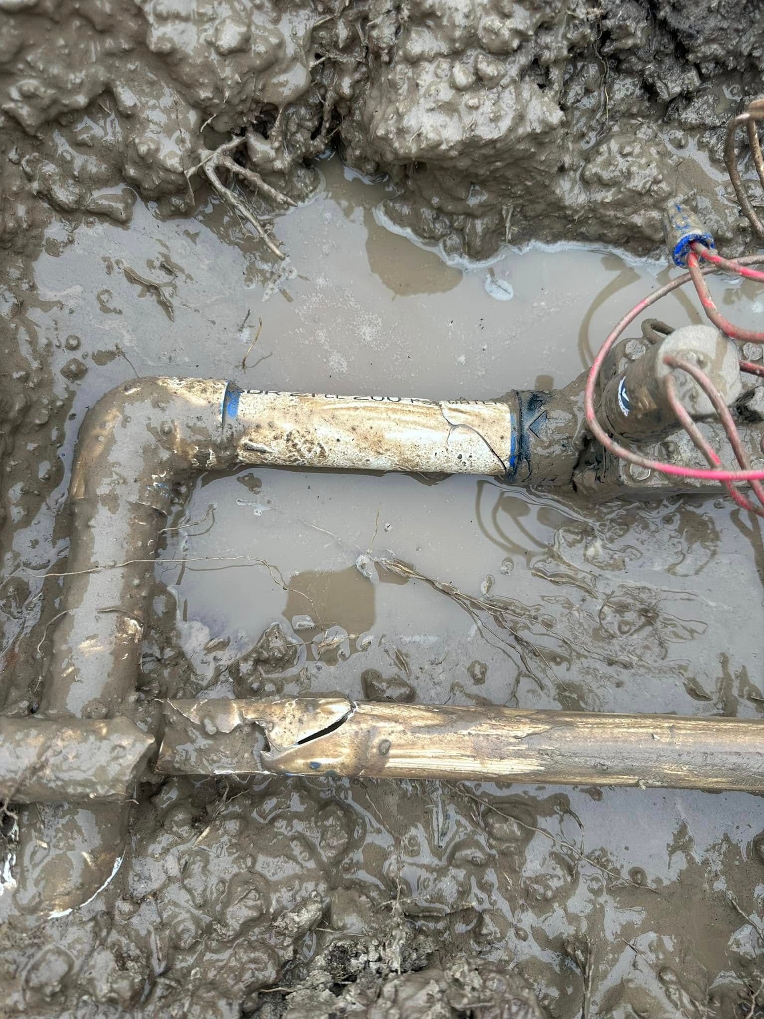 A wooden fence is sitting in the middle of a grassy field.