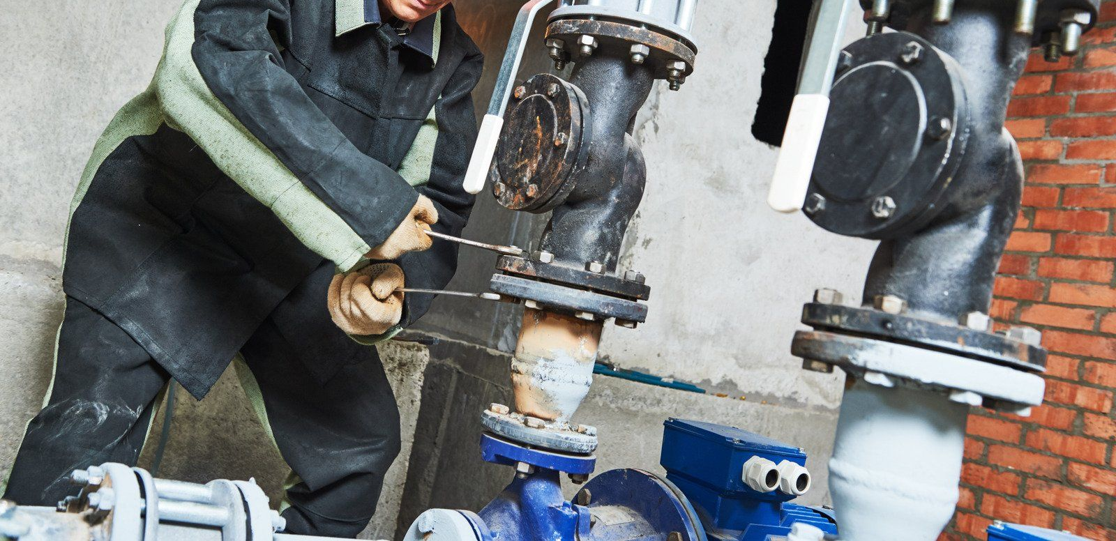 A wooden fence is sitting in the middle of a grassy field.