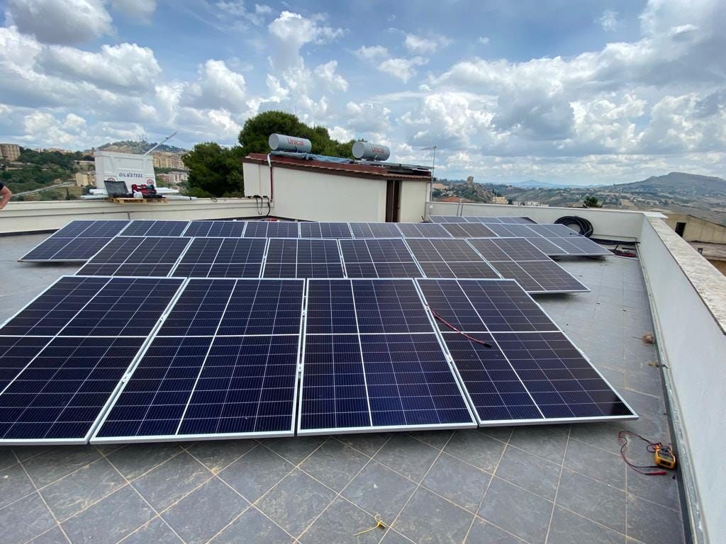 Un tetto con molti pannelli solari