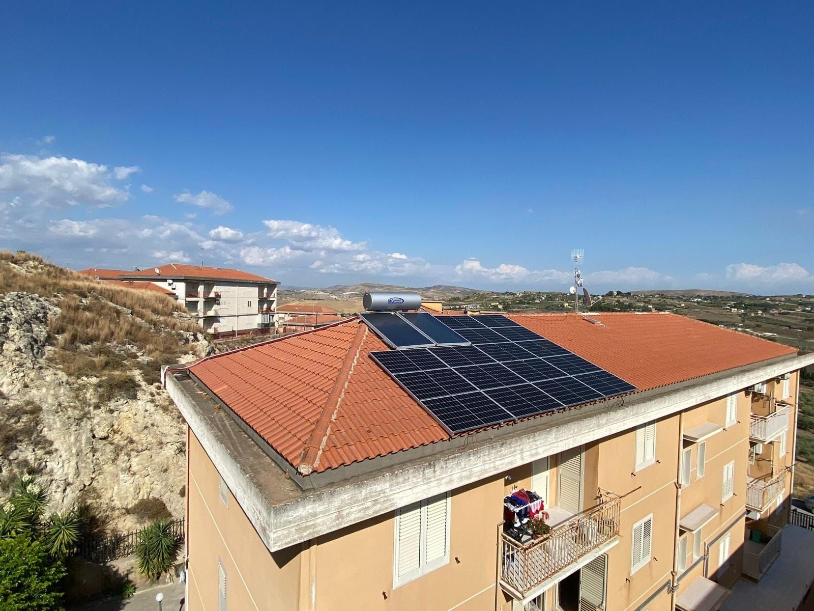 Un edificio con pannelli solari sul tetto
