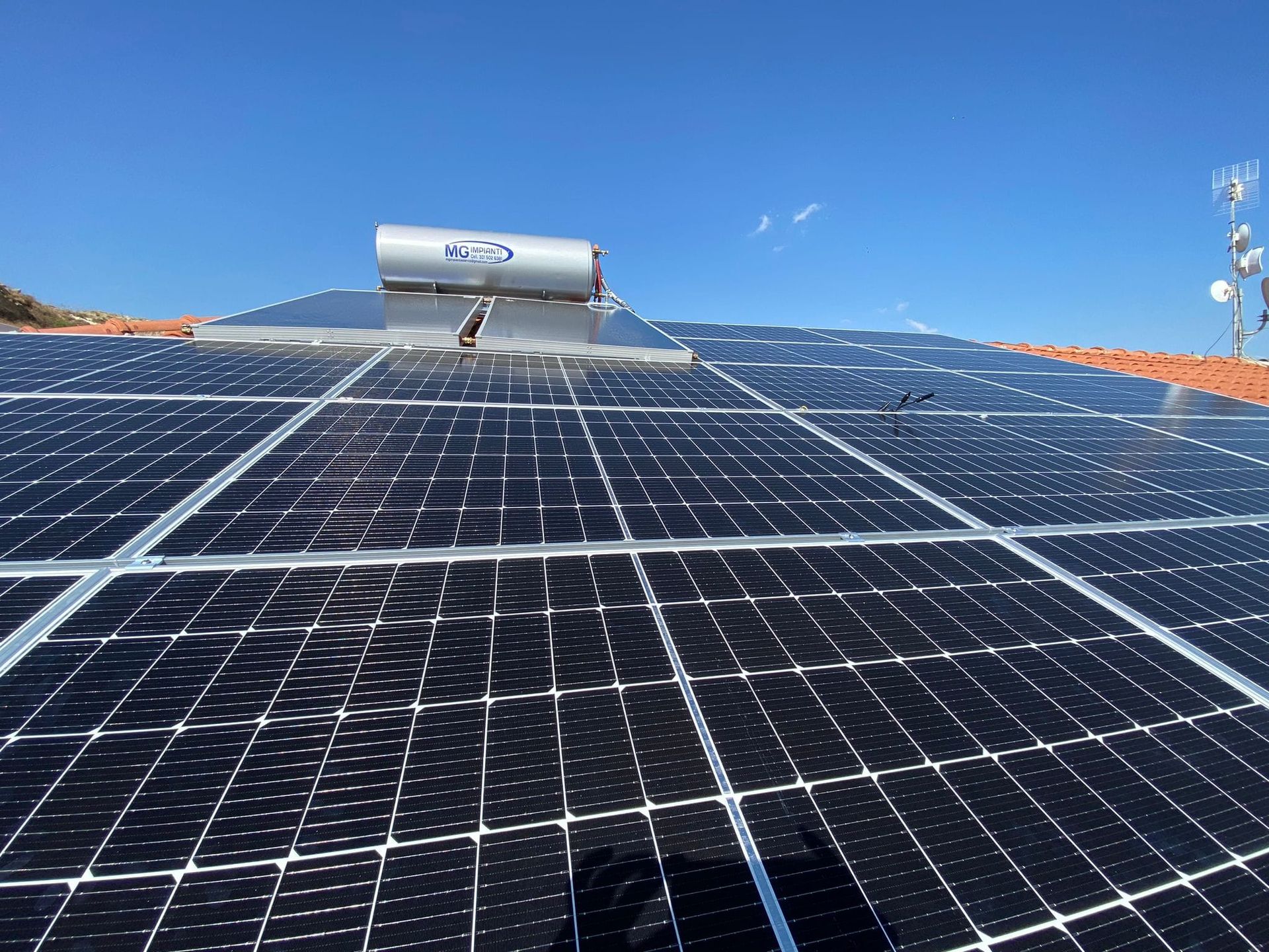 Un mucchio di pannelli solari sono appoggiati sul tetto