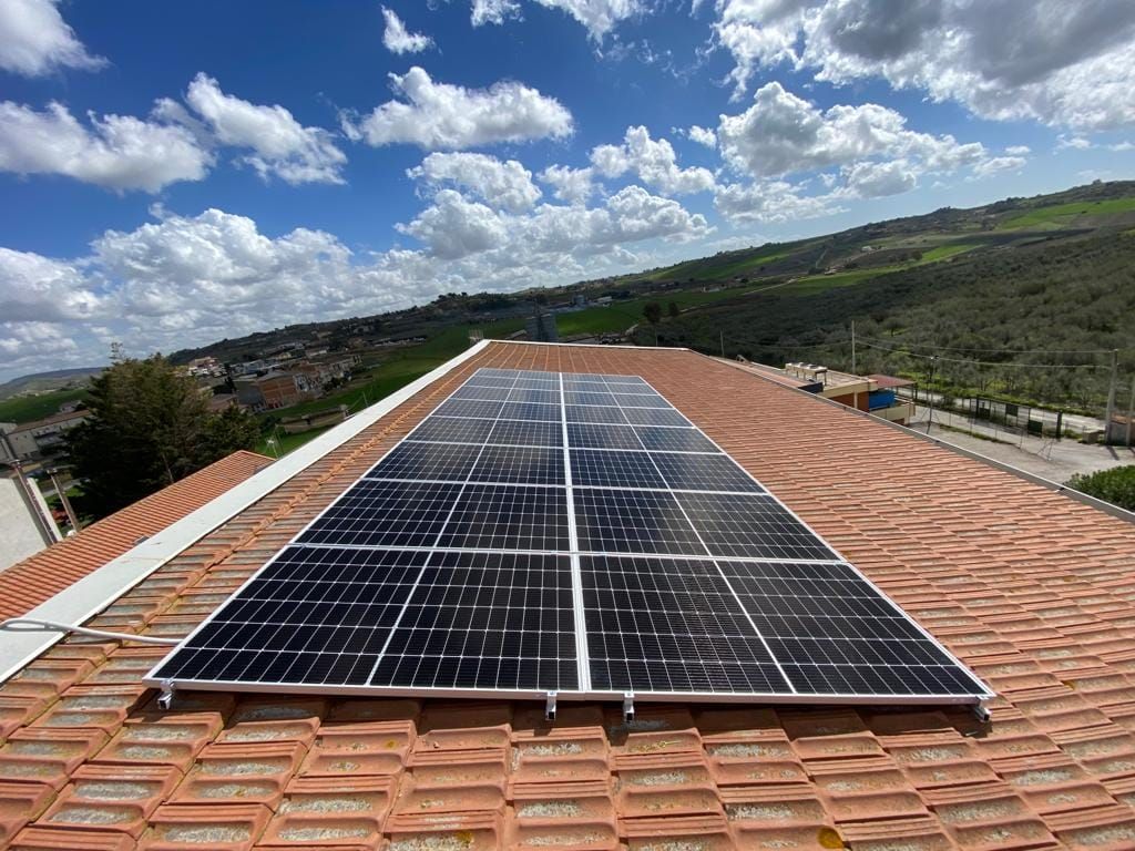 Un tetto con molti pannelli solari