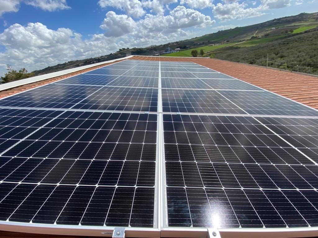 Un tetto con molti pannelli solari