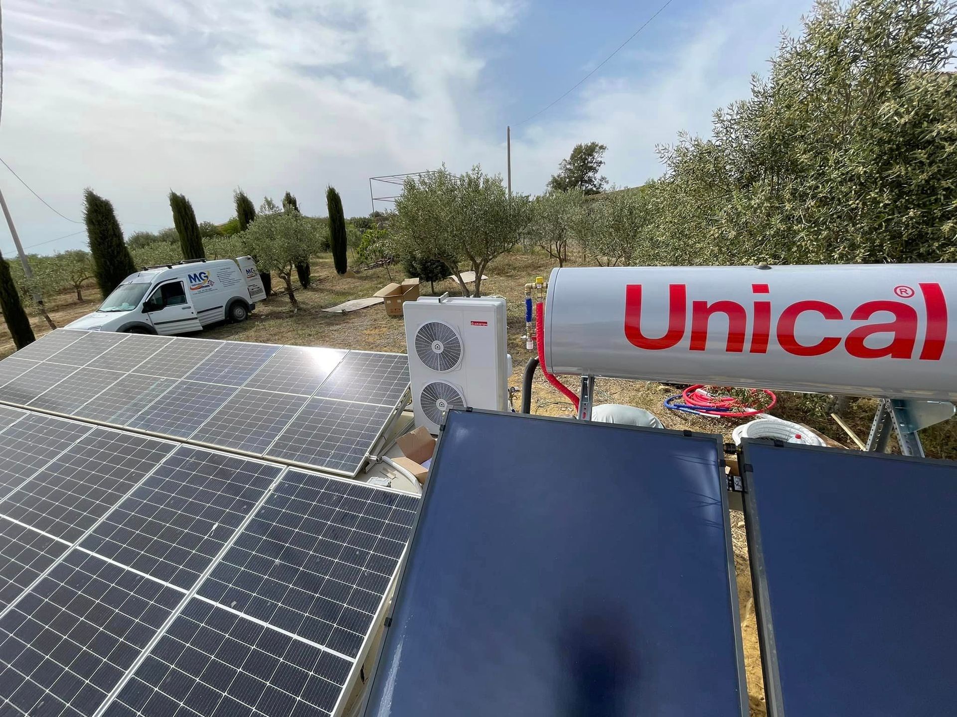 Un pannello solare con la parola unical sopra