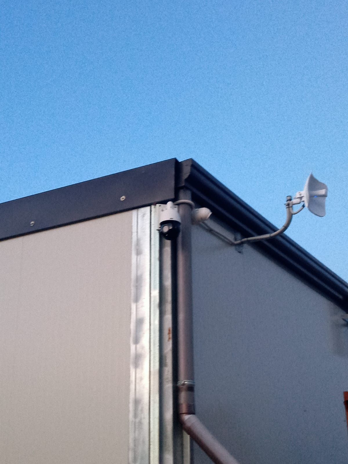 Un edificio con una parabola satellitare sul tetto