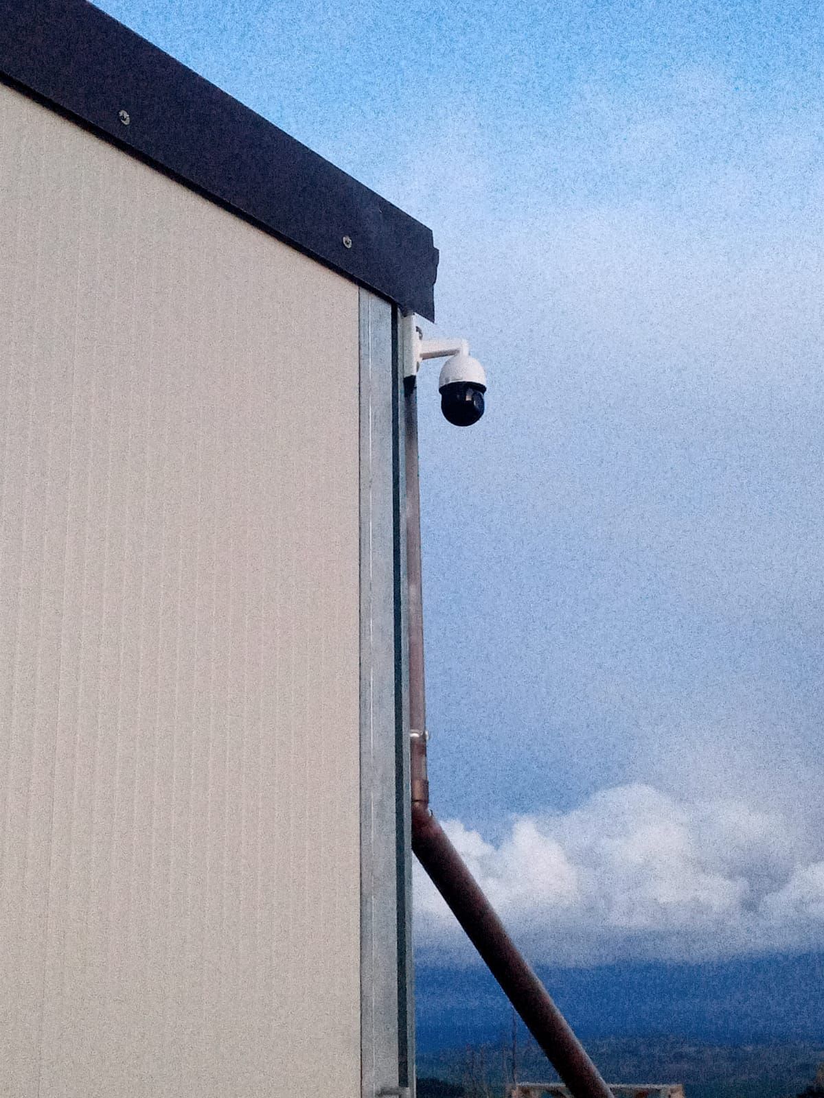 Una telecamera di sicurezza montata sul lato di un edificio