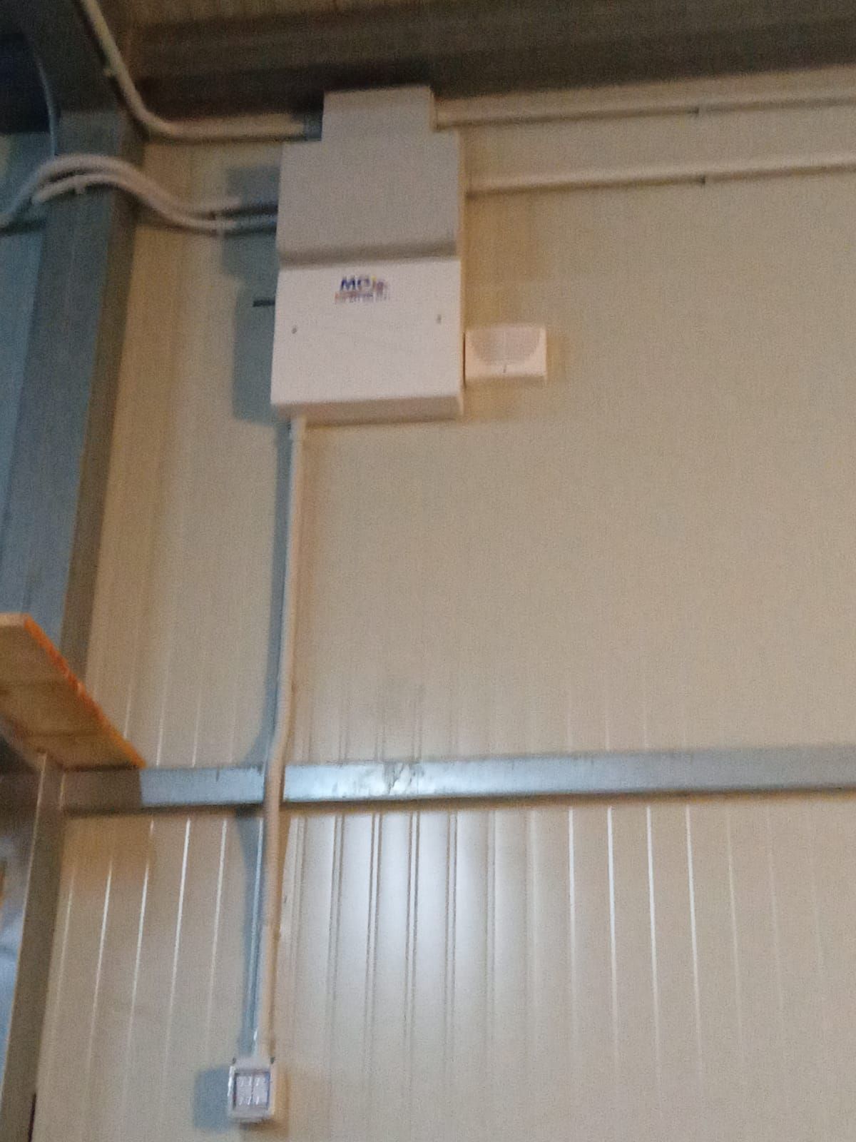 Un muro con una scatola su cui è scritto