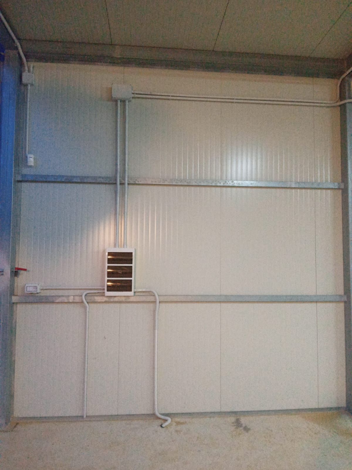 C'è un ventilatore sul muro dell'edificio.