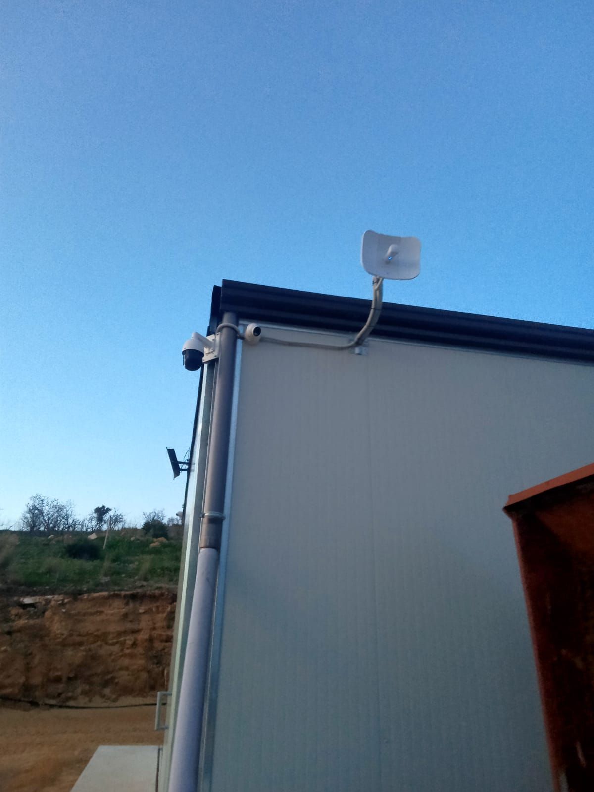 Un edificio bianco con un cielo azzurro sullo sfondo