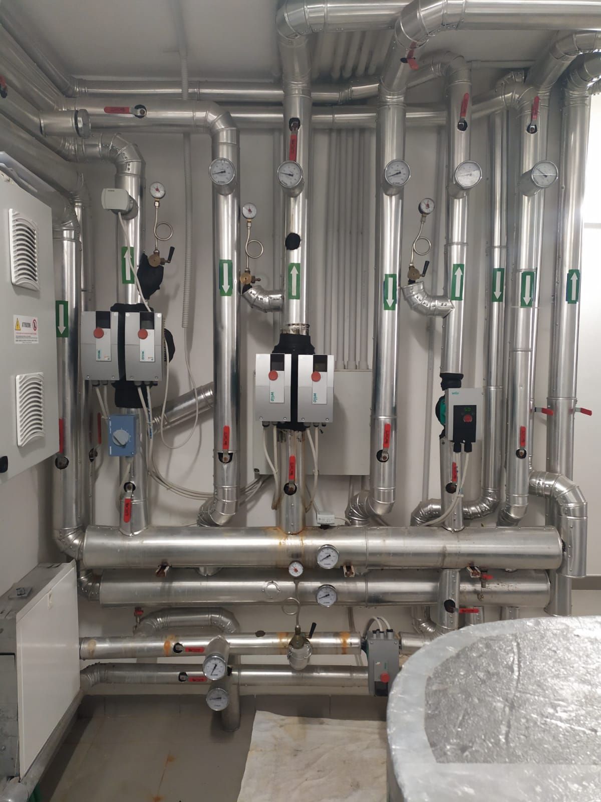 Una stanza piena di tubi e valvole.