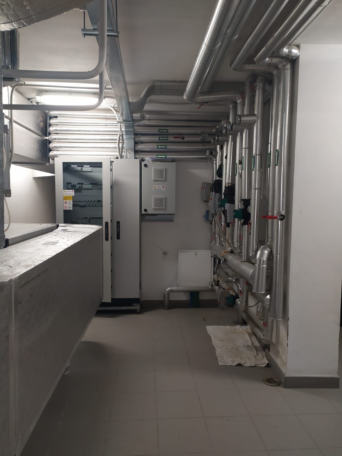 Un corridoio molto lungo attraversato da molti tubi.