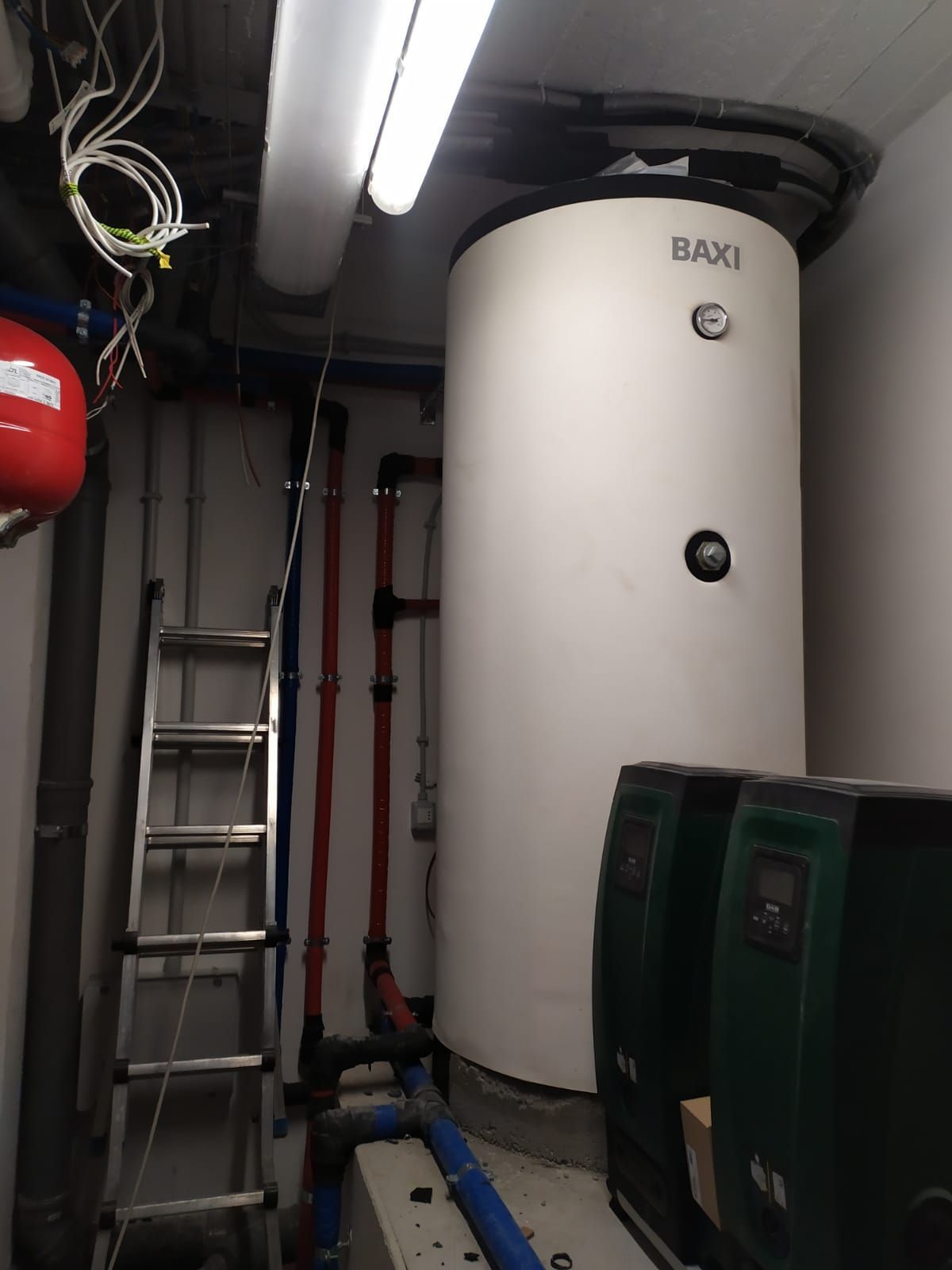 Uno scaldabagno Baxi è posizionato in una stanza accanto a una scala