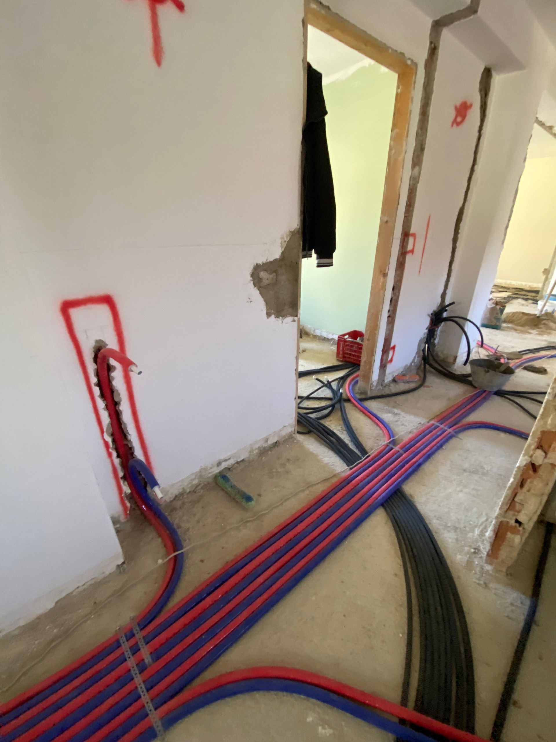 Un mucchio di fili sono collegati a un muro