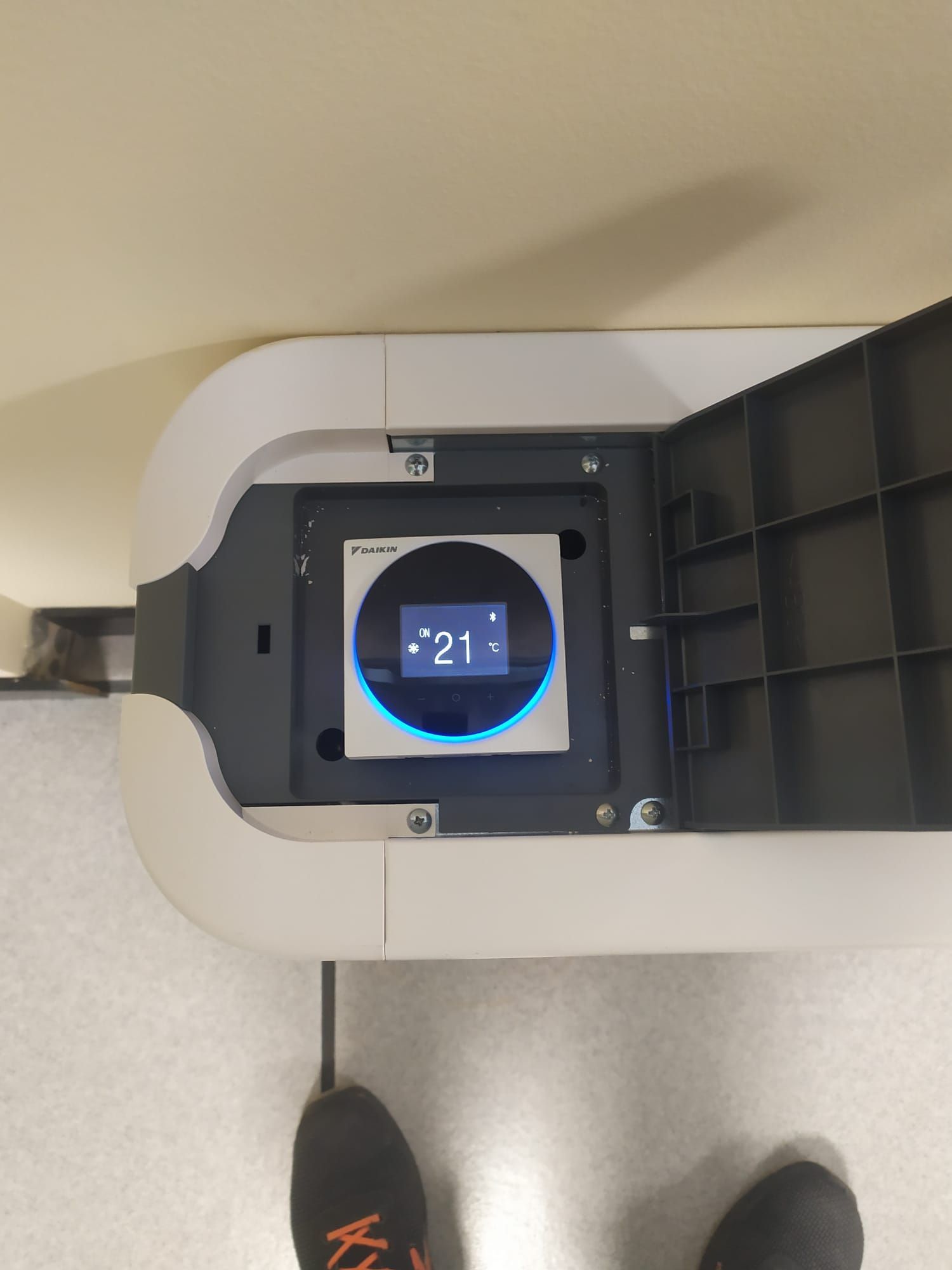 Una persona in piedi accanto a una macchina che riporta il numero 21