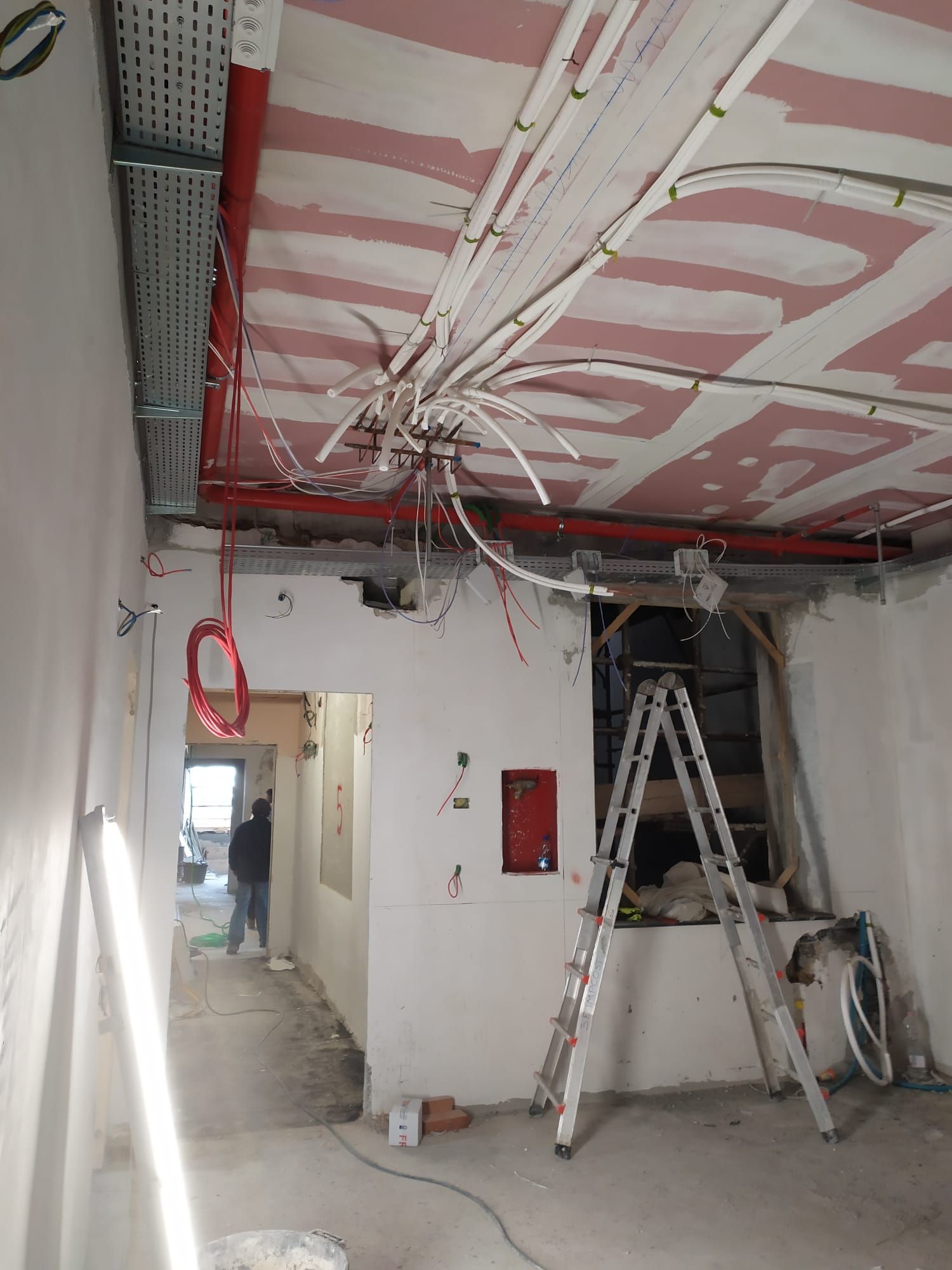 C'è una scala in mezzo alla stanza.