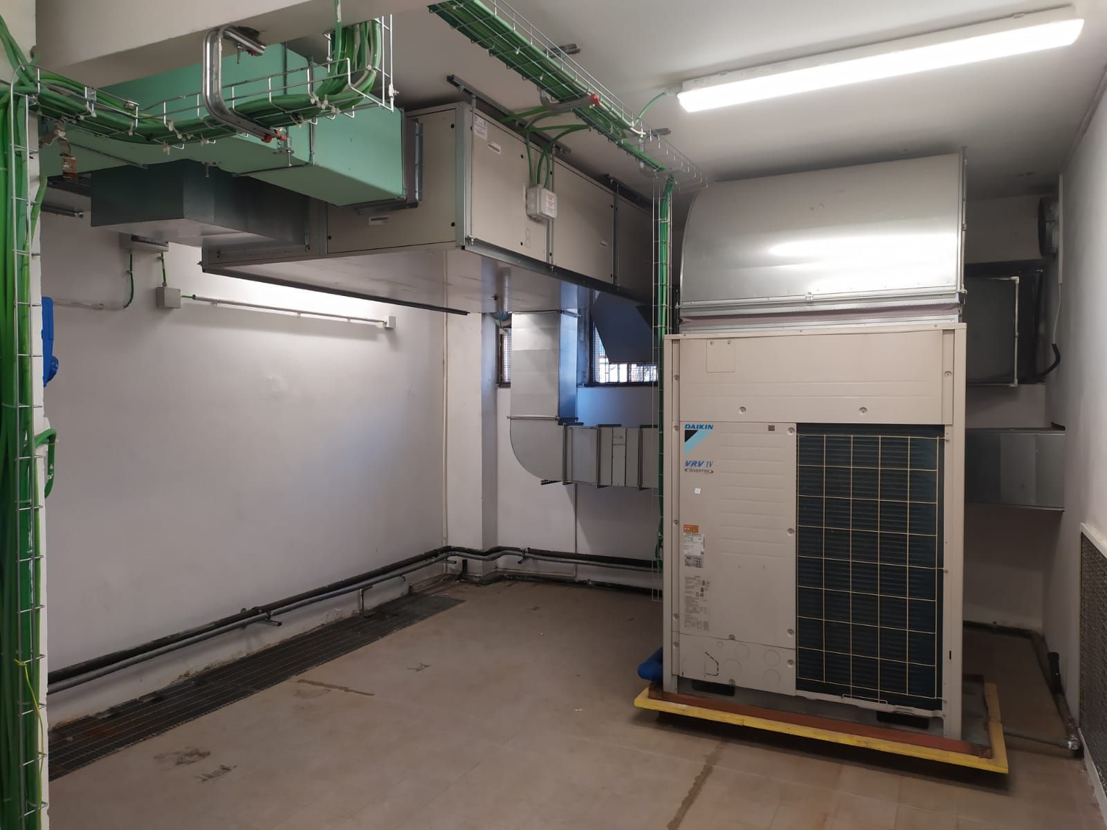 Una stanza con un grande condizionatore al centro.