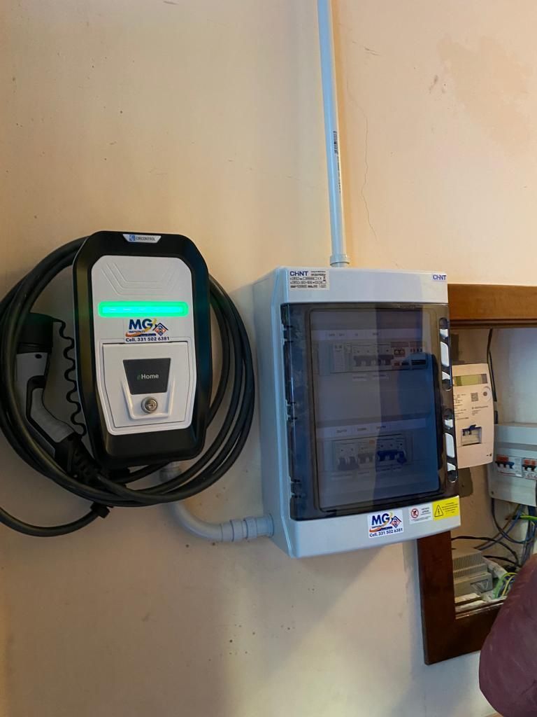 Un caricabatterie è appeso a una parete accanto a una scatola.