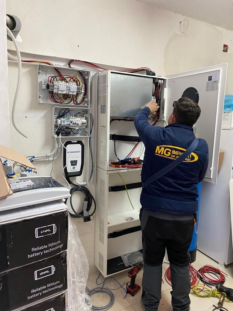 Un uomo sta lavorando su un frigorifero in una stanza.