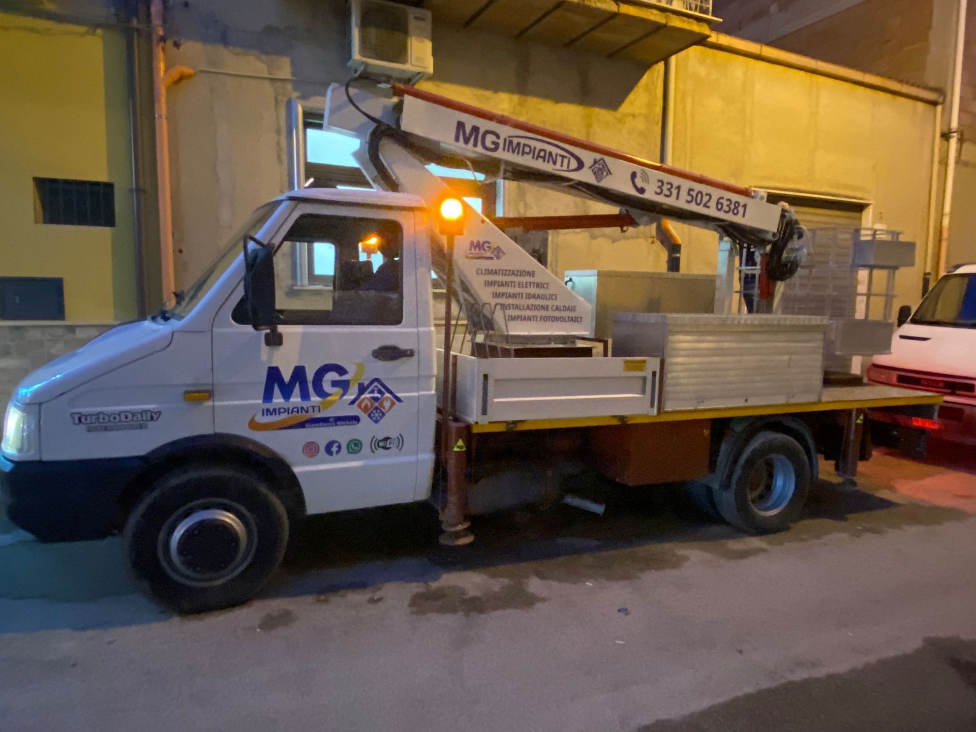 Un camioncino bianco mg è parcheggiato sul ciglio della strada