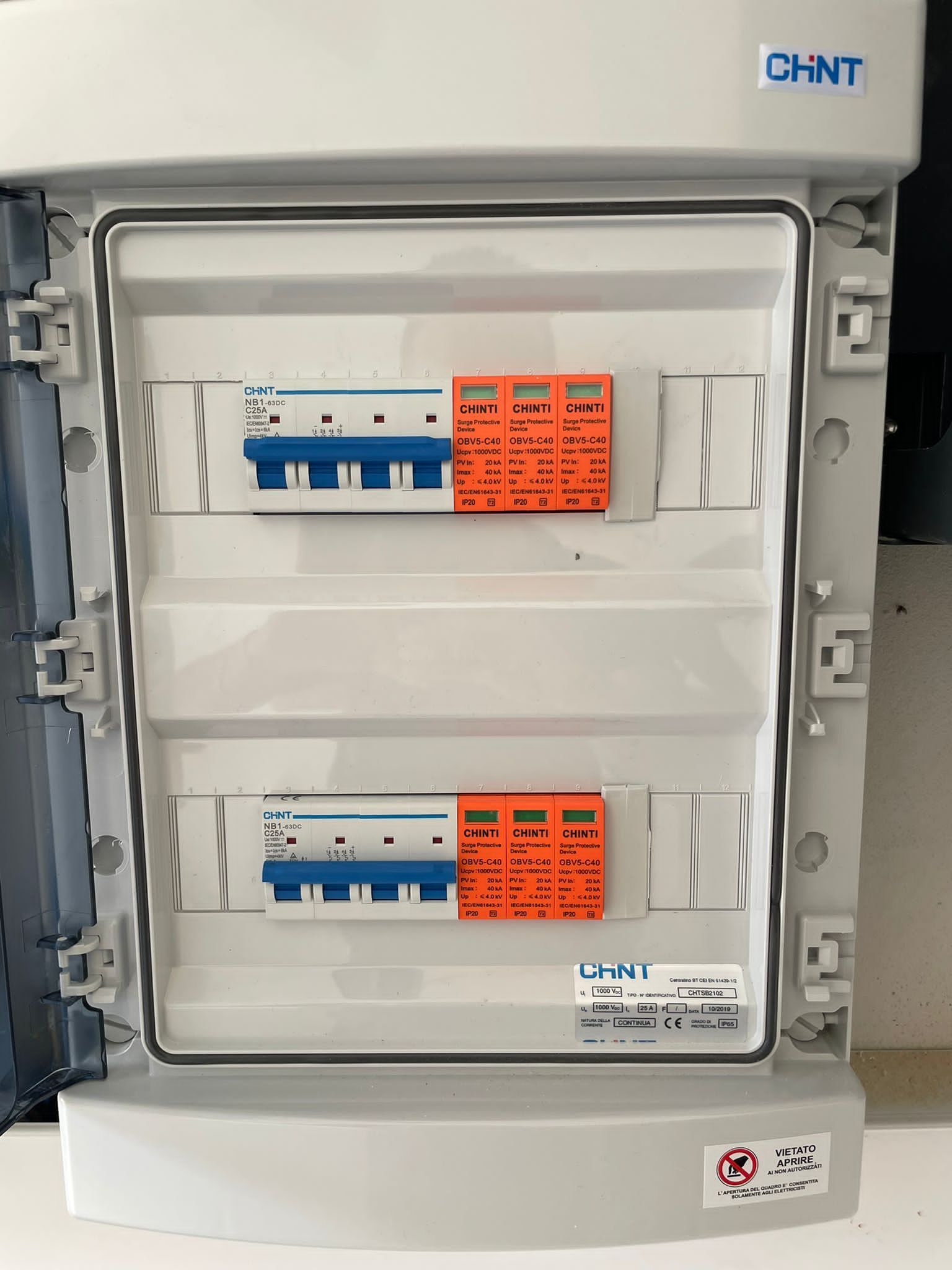 Una scatola elettrica chnt con due interruttori automatici.