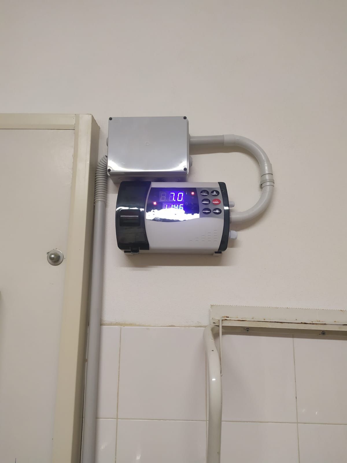 Un orologio è appeso al muro accanto a una porta.