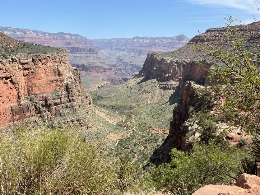 A view of the grand canyon from the top of a cliff.