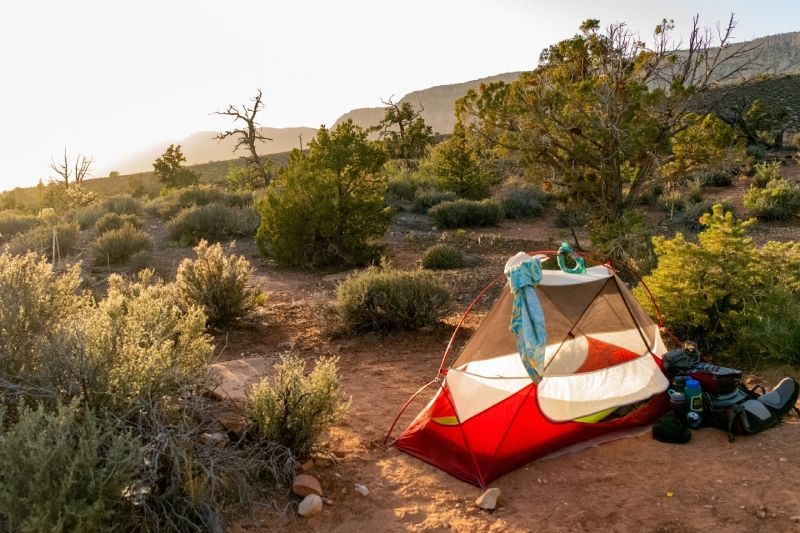 A tent is sitting in the middle of a desert.