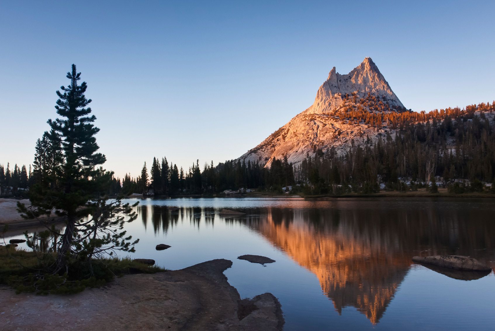 yosemite national park lake reflection