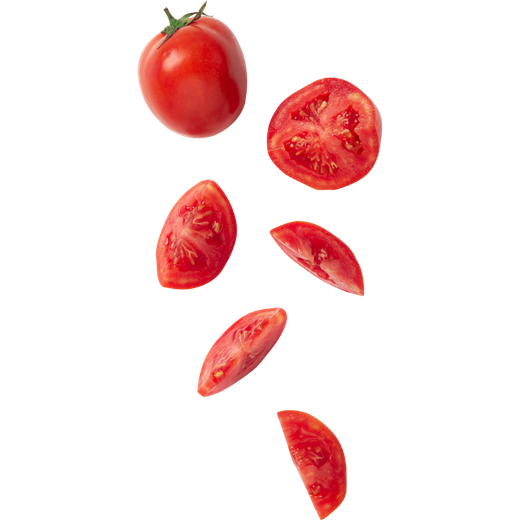 Pomodori rossi interi e a fette che galleggiano su uno sfondo bianco.