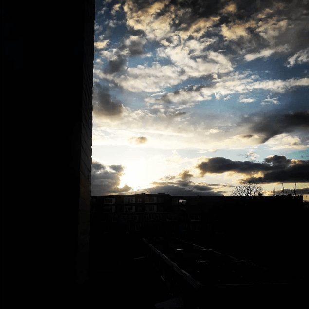 Een bewolkte lucht met de zon die door de wolken schijnt