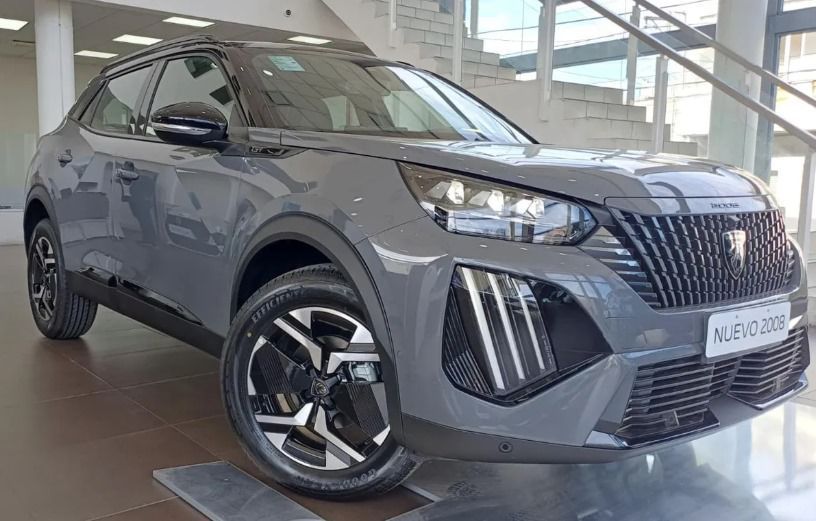 Peugeot 3008 SUV de color gris, estacionado en el interior, frente a unas escaleras.