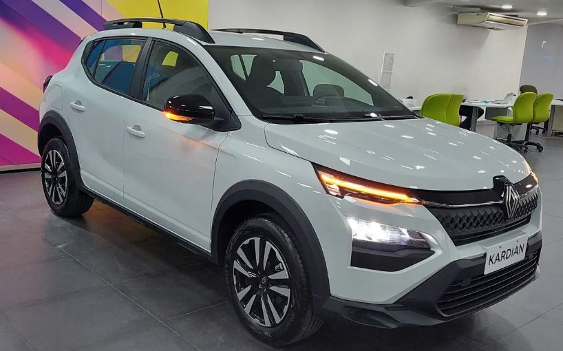 Renault Arkana SUV blanco estacionado en un interior, toma en ángulo. Detalles en negro, portaequipajes y luces