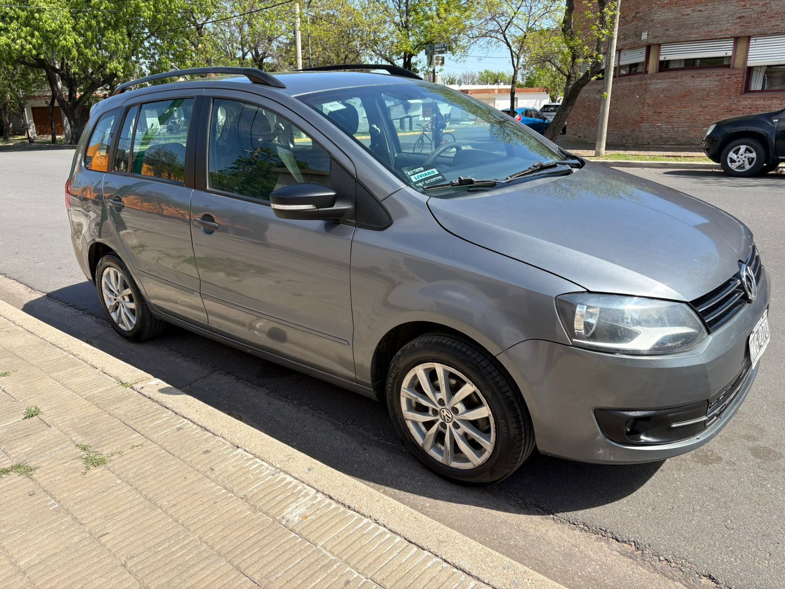 Volkswagen Fox gris estacionado en una calle de la ciudad.