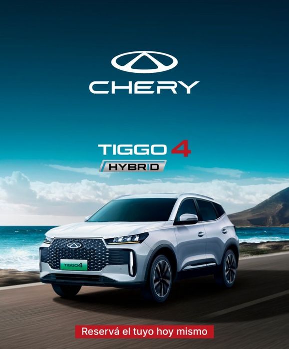 Anuncio del SUV híbrido Chery Tiggo 4. Coche blanco en una carretera costera, logotipo de Chery